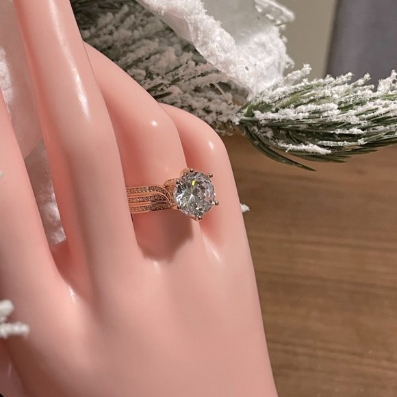 New Stunning 18k Yellow Gold 925 Silver 4ct Round Brilliant sim. Diamond Ring - Picture 4 of 5